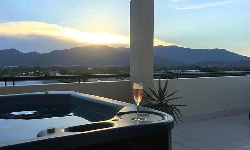 Cairns Penthouse - Private Rooftop Outdoor Gym, Spa & Tv Area With Sunset & Mountain Views 0*,  오스트레일리아
