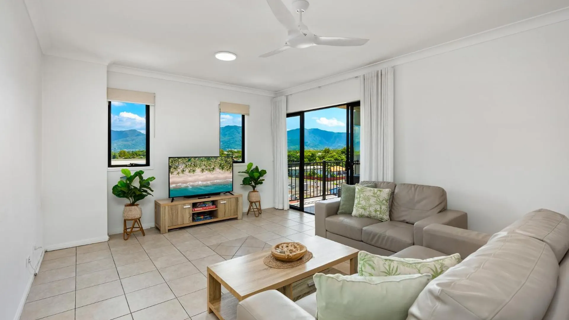 아파트 Cairns Penthouse - Private Rooftop Outdoor Gym, Spa & Tv Area With Sunset & Mountain Views