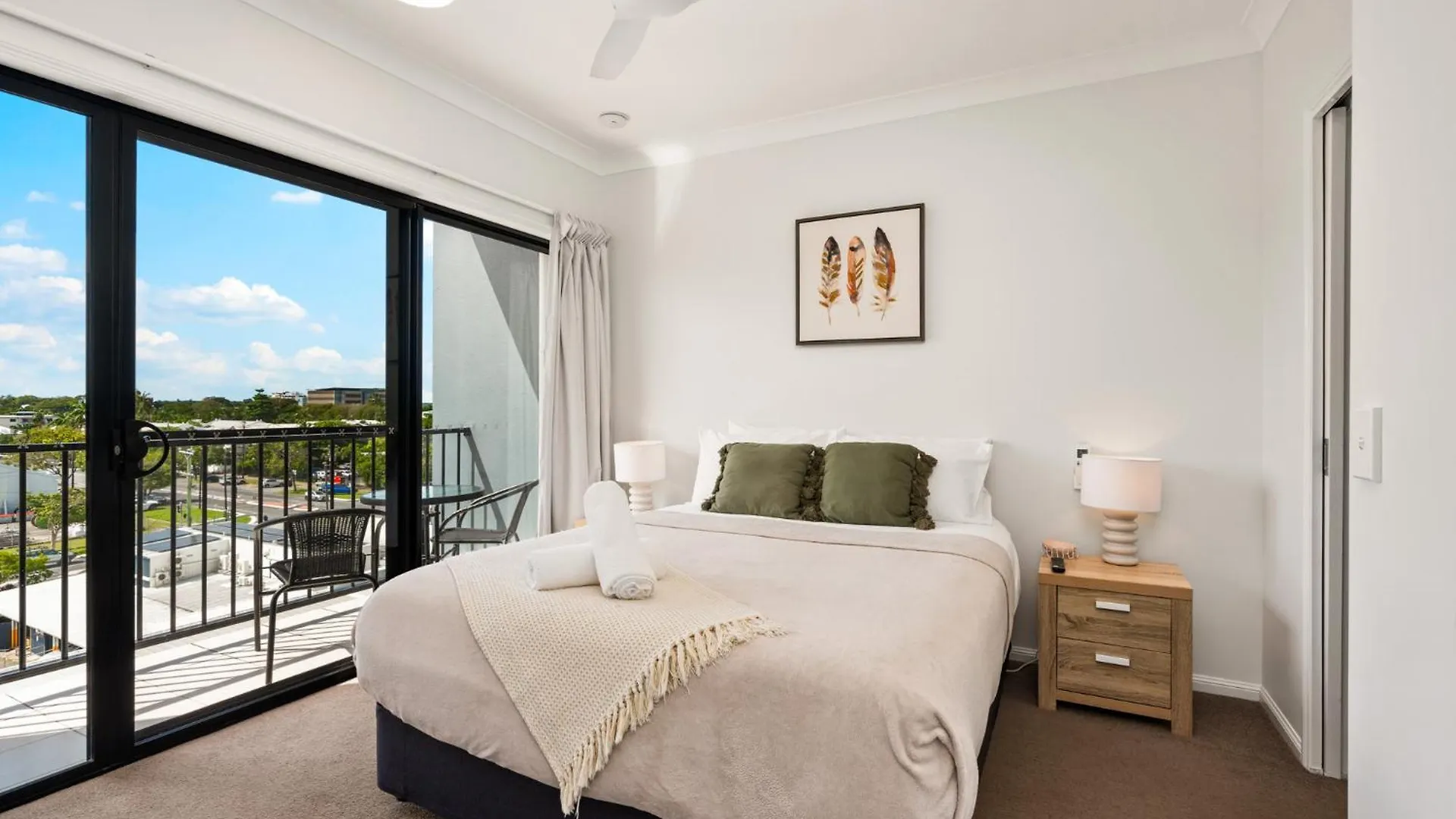 Cairns Penthouse - Private Rooftop Outdoor Gym, Spa & Tv Area With Sunset & Mountain Views 0*,  오스트레일리아