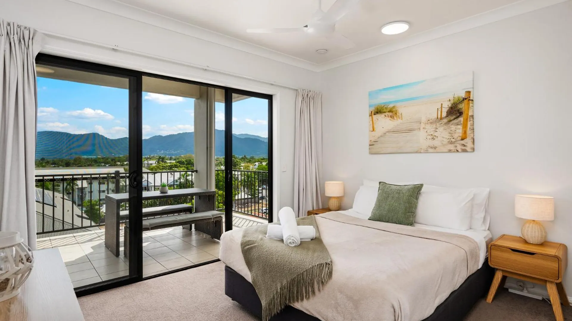 아파트 Cairns Penthouse - Private Rooftop Outdoor Gym, Spa & Tv Area With Sunset & Mountain Views
