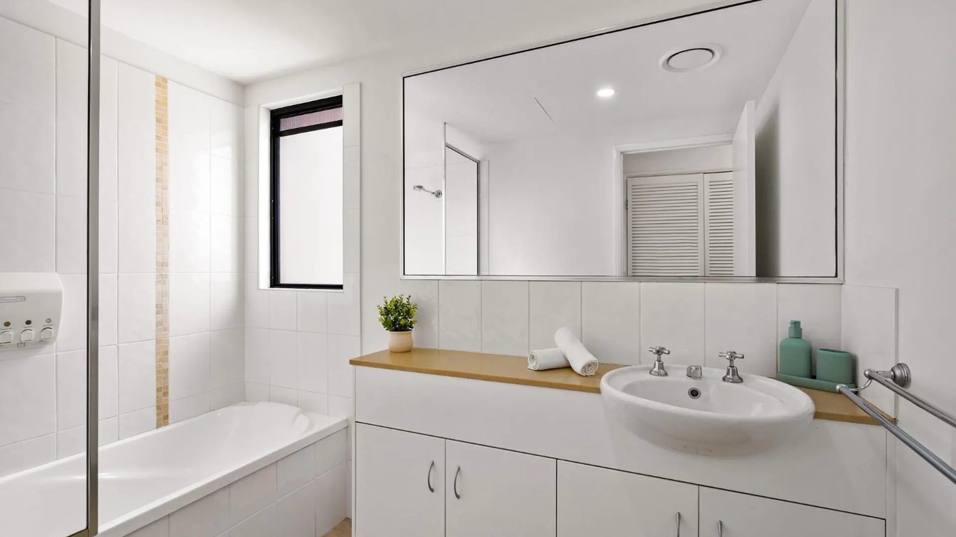 Cairns Penthouse - Private Rooftop Outdoor Gym, Spa & Tv Area With Sunset & Mountain Views
