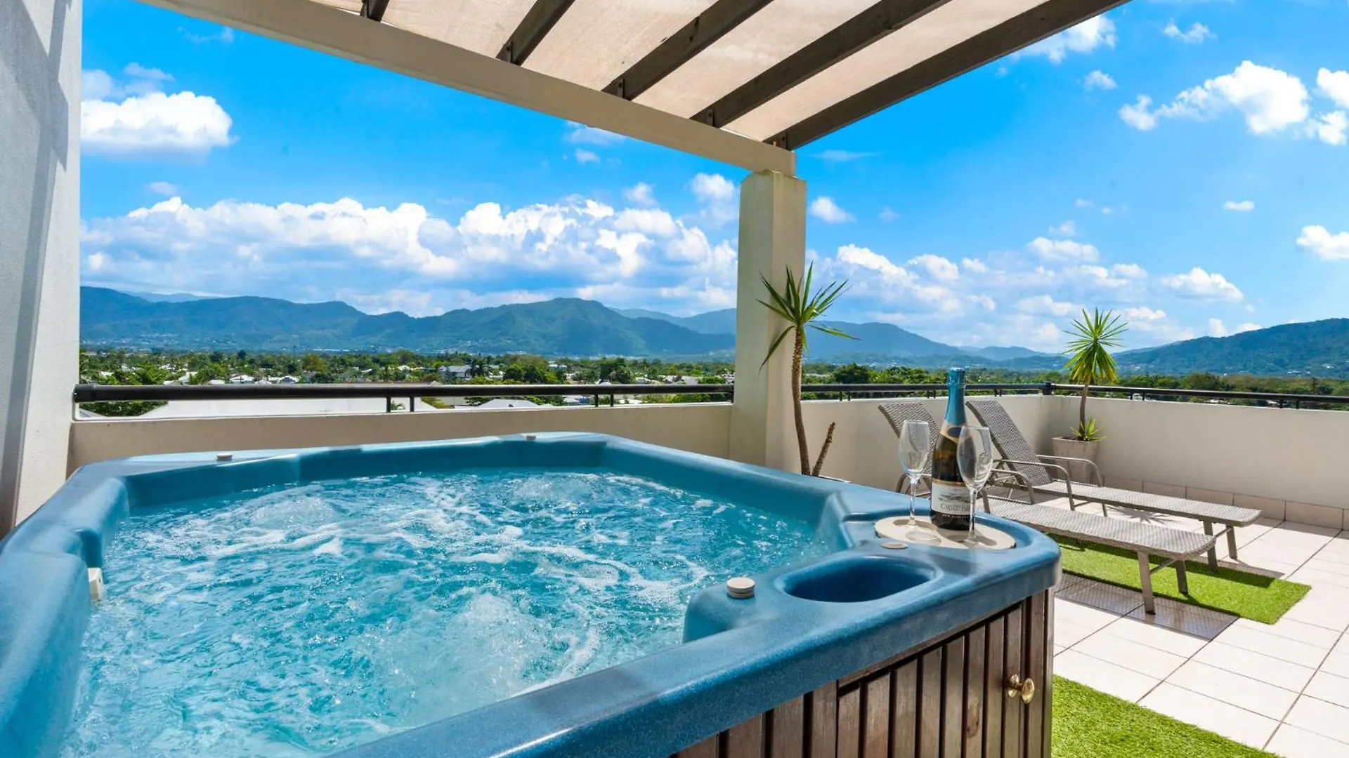 Cairns Penthouse - Private Rooftop Outdoor Gym, Spa & Tv Area With Sunset & Mountain Views location