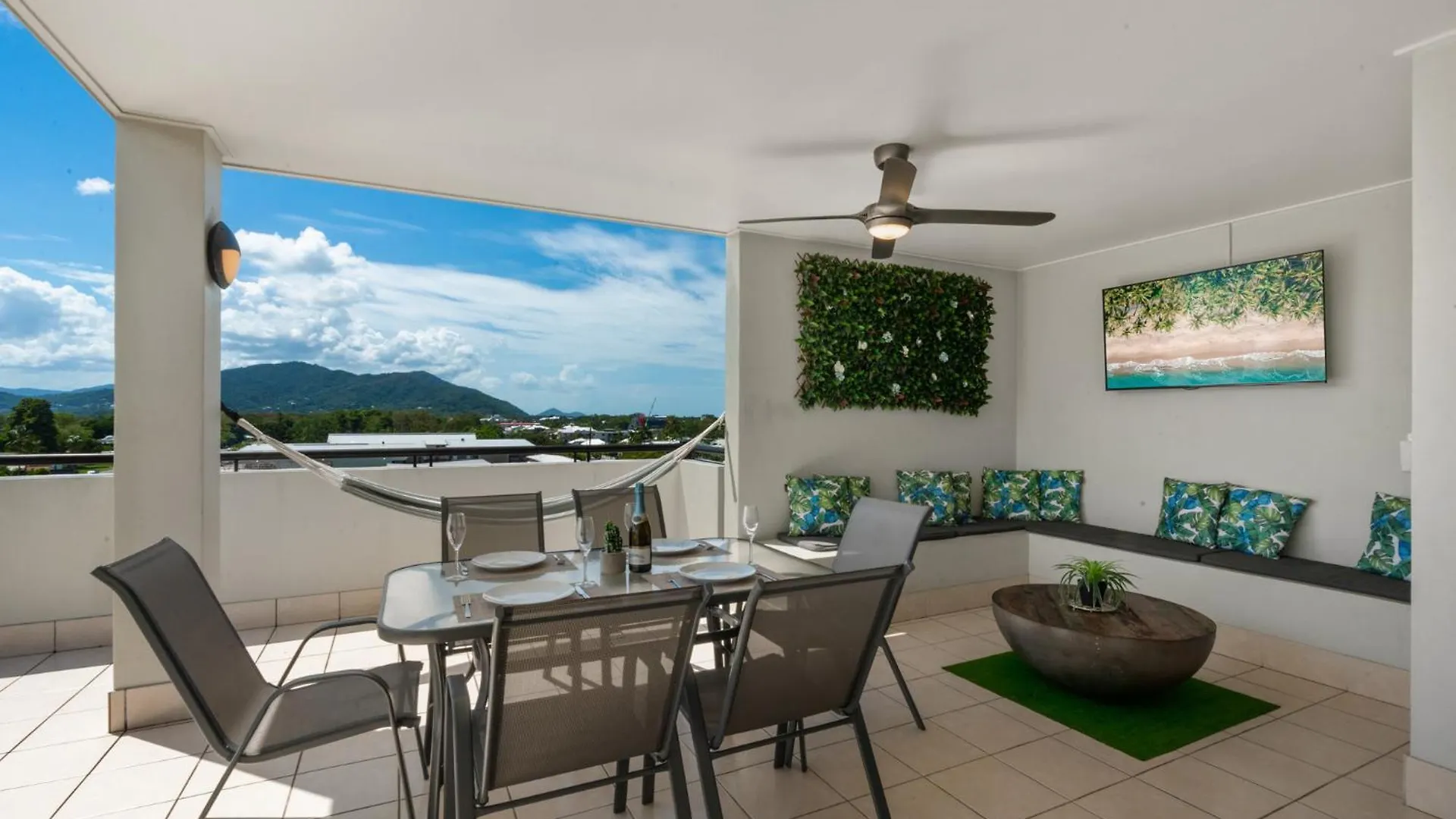 아파트 Cairns Penthouse - Private Rooftop Outdoor Gym, Spa & Tv Area With Sunset & Mountain Views