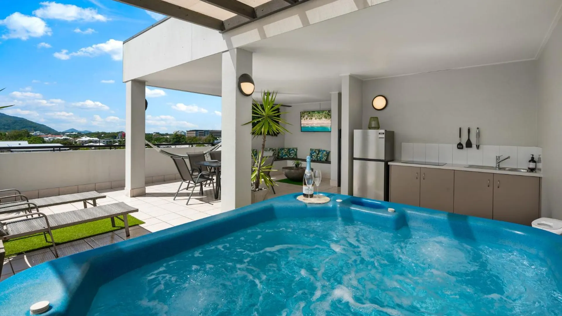 아파트 Cairns Penthouse - Private Rooftop Outdoor Gym, Spa & Tv Area With Sunset & Mountain Views 오스트레일리아