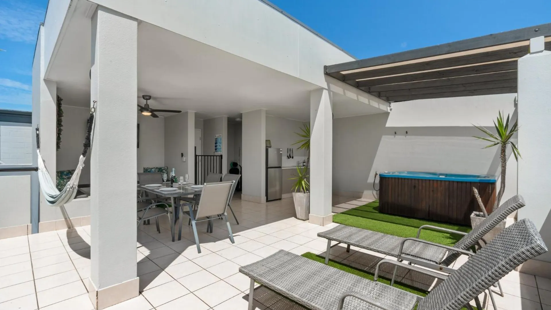 Cairns Penthouse - Private Rooftop Outdoor Gym, Spa & Tv Area With Sunset & Mountain Views 0*,