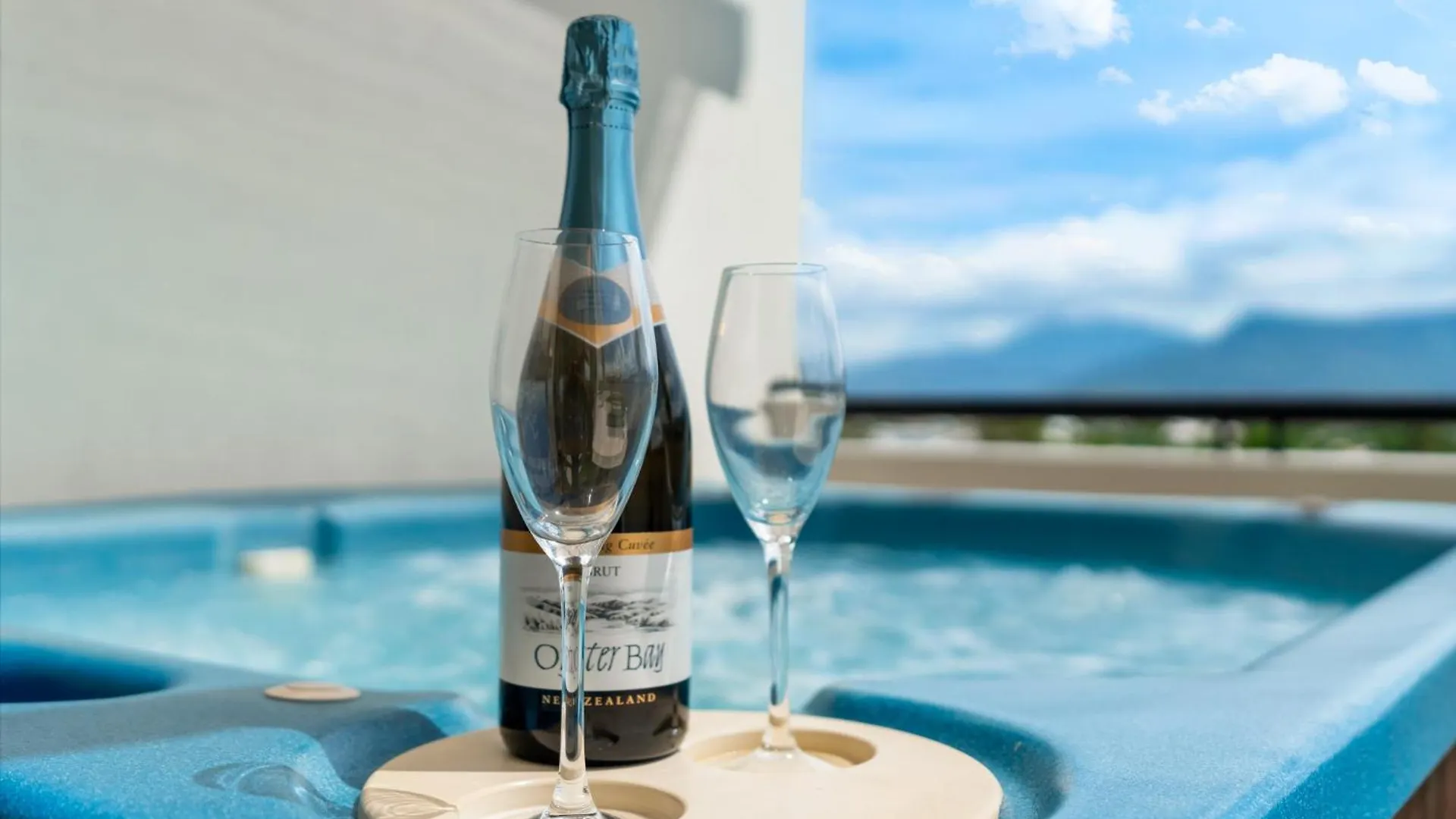 Cairns Penthouse - Private Rooftop Outdoor Gym, Spa & Tv Area With Sunset & Mountain Views 오스트레일리아
