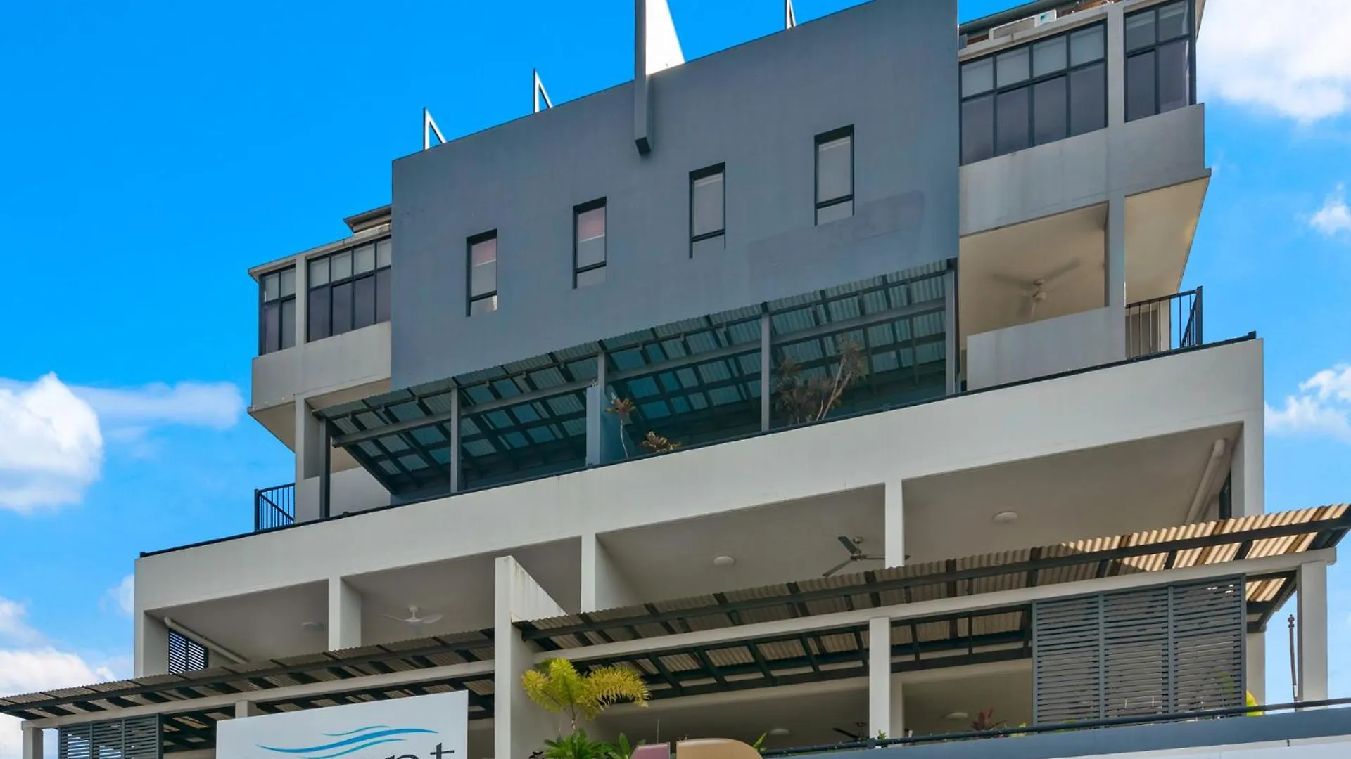 Cairns Penthouse - Private Rooftop Outdoor Gym, Spa & Tv Area With Sunset & Mountain Views